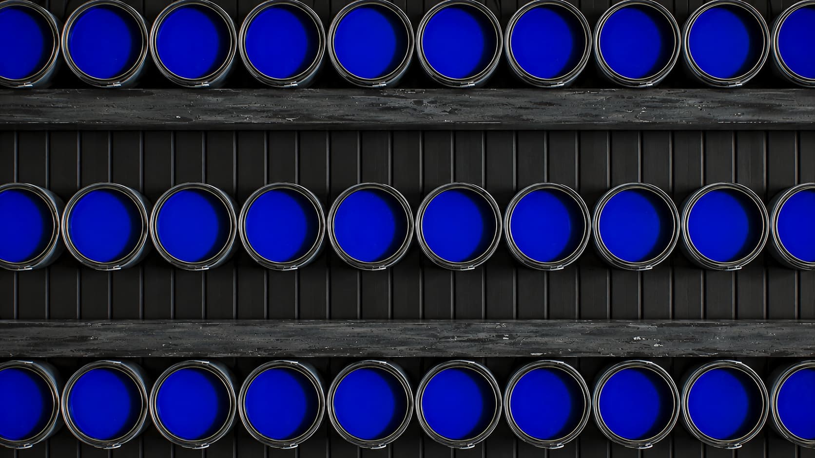 Prateleiras de latas de tinta azul royal abertas, vistas de frente